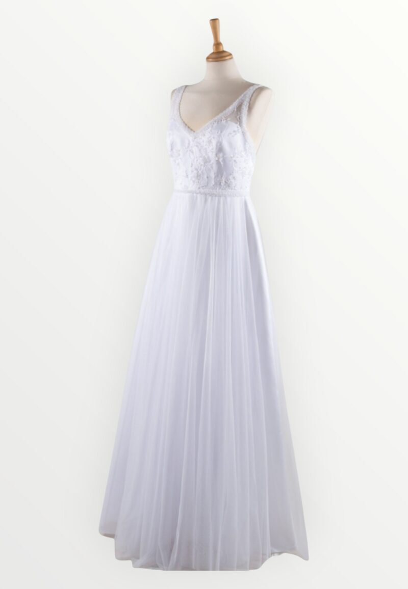 tigasmo_bridal_couture_2026 (17) Tüllseeliku ja avatud seljaosaga romantiline pruutkleit. Kaeluseäär, õlapaelad ja vööjoon kaunistatud helmestega.