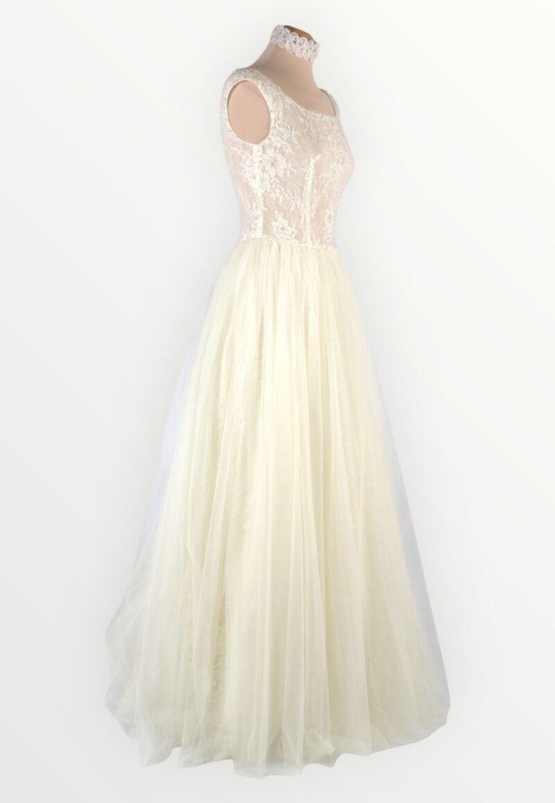 tigasmo_bridal_couture_2026 (66) Pärltikandiga pitsist kehaosa ja koheva tüllseelikuga pruutkleit.
